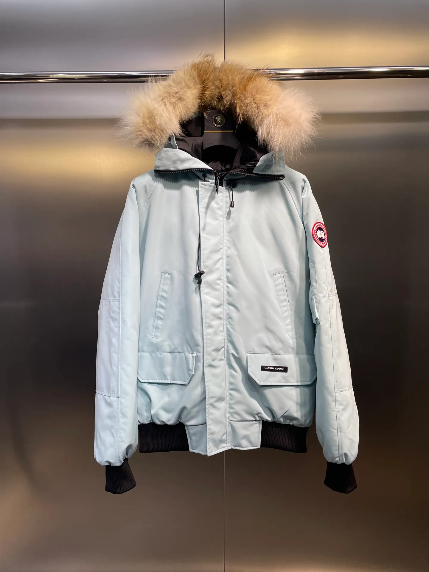 P780 high-end version (new version of Big Goose 01) Canada Goose Canada Goose #Chilliwack 7999M bomber jacket short down jacket/01 model #Men and Women Same Style# ➖ Genuine synchronous anti-counterfeiting chip sensor! ➖ Imported 21S polyester-cotton blended original fabric [last year’s 16S/18S hard fabrics have been completely eliminated, this year all use 21S genuine synchronous fabrics, the soft mid-strap feels delicate and textured], genuine synchronous Feather-Light 10D waterproof coating fabric, made of 84.5 polyester fiber and 15.5 cotton, 100% the best feel in the entire network! ➖ The genuine official website is synchronized with the national standard 80 white duck down, you can check the official website customer service, there will never be a series of misleading claims such as 90 down or goose down! ➖ Using the best nylon lining with double double-layer sealing design, velvet-proof No. 7 needle + grid-filled down ready-made garments, there is 100% no so-called velvet running! ➖ The cuffs are designed with thickened seamless threads, and the collar and pockets are lined with top-quality polar fleece to keep you warm and comfortable! ➖ Yoshida YKK provides original custom-made electroplated sliders. YKK two-way lockable zippers are tight and smooth and will not peel off paint! ➖ 3M composite guarantees that the Velcro is the same as the original, durable, and all accessories and hardware are custom-made! ➖ Imported BEHRINGER embroidery machine to customize the 10,000-needle embroidery logo, 98% of which can be reproduced to restore the original logo. You can check and compare on the official website! ➖ The fur collars are all made of large pieces of Western Canadian blue wolf hide, ensuring that each fur collar is 13-15cm wide!   Size:XS-XXL